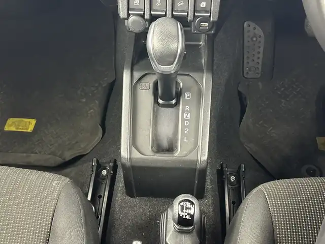 スズキ ジムニー XC 愛知県 2020(令2)年 3.2万km ミディアムグレー 純正7インチナビ/・フルセグTV/・バックカメラ/・Bluetooth/ビルトインETC/ドライブレコーダー/スズキセーフティサポート/クルーズコントロール/LEDヘッドライト/純正16インチアルミホイール/革巻きステアリング/SRSエアバッグ/撥水加工ファブリックシート/シートヒーター/スマートキー/プッシュスタート