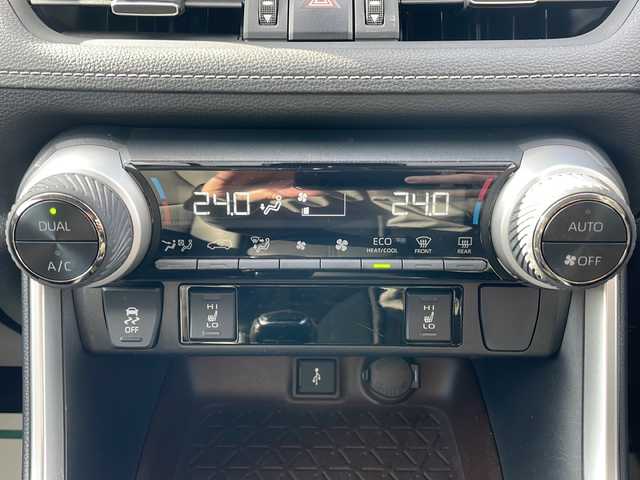 トヨタ ＲＡＶ４ ハイブリッドG 岩手県 2021(令3)年 4.8万km ホワイトパールクリスタルシャイン 純正ディスプレイオーディオ(ラジオ/USB/BT/Miracast)/パノラミックビューモニター/フルセグテレビ/前席シートヒーター/D席パワーシート(メモリー機能付き)/レザーシート(合皮)/ハンドルヒーター/パワーバックドア/AC100V電源/ビルトインETC(2.0)/プリクラッシュセーフティ/レーントレーシングアシスト/レーダークルーズコントロール/オートマチックハイビーム/ブラインドスポットモニター/リアクロストラフィックアラート/コーナーセンサー/前後ドライブレコーダー/LEDヘッドライト/フォグランプ/純正18inアルミホイール/純正フロアマット/スマートキー/ステアリングスイッチ/電動格納ミラー/ウィンカーミラー/ドアバイザー/取説＆保証書