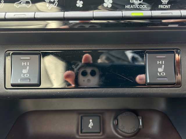 トヨタ ＲＡＶ４ ハイブリッドG 岩手県 2021(令3)年 4.8万km ホワイトパールクリスタルシャイン 純正ディスプレイオーディオ(ラジオ/USB/BT/Miracast)/パノラミックビューモニター/フルセグテレビ/前席シートヒーター/D席パワーシート(メモリー機能付き)/レザーシート(合皮)/ハンドルヒーター/パワーバックドア/AC100V電源/ビルトインETC(2.0)/プリクラッシュセーフティ/レーントレーシングアシスト/レーダークルーズコントロール/オートマチックハイビーム/ブラインドスポットモニター/リアクロストラフィックアラート/コーナーセンサー/前後ドライブレコーダー/LEDヘッドライト/フォグランプ/純正18inアルミホイール/純正フロアマット/スマートキー/ステアリングスイッチ/電動格納ミラー/ウィンカーミラー/ドアバイザー/取説＆保証書