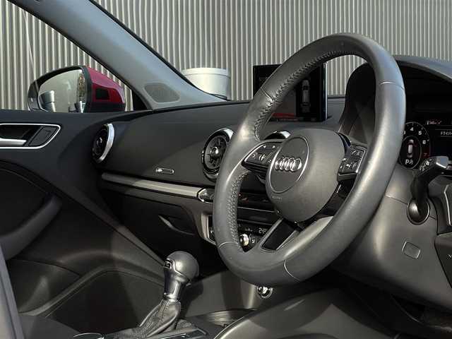 アウディ Ａ３ スポーツバック30TFSI 長野県 2019(平31)年 5.2万km ブリリアントレッド 法人ワンオーナー/　マトリクスＬＥＤ/　ＡＣＣ/　サイドアシスト/　レーンキープ/　バーチャルコックピット/　ＭＭＩナビ/　地デジＴＶ/　バックカメラ　プッシュスタート/　スマートキー/　前後ドライブレコーダー/　アドバンストキー/　パークエイド/　アイドリングストップ/　保証書・取説・スペアキー