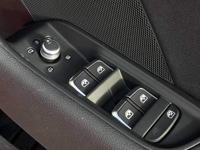 アウディ Ａ３ スポーツバック30TFSI 長野県 2019(平31)年 5.2万km ブリリアントレッド 法人ワンオーナー/　マトリクスＬＥＤ/　ＡＣＣ/　サイドアシスト/　レーンキープ/　バーチャルコックピット/　ＭＭＩナビ/　地デジＴＶ/　バックカメラ　プッシュスタート/　スマートキー/　前後ドライブレコーダー/　アドバンストキー/　パークエイド/　アイドリングストップ/　保証書・取説・スペアキー