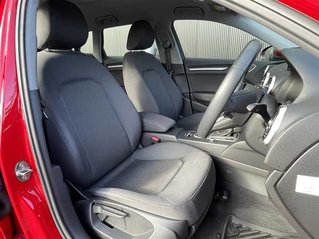 アウディ Ａ３ スポーツバック30TFSI 長野県 2019(平31)年 5.2万km ブリリアントレッド 法人ワンオーナー/　マトリクスＬＥＤ/　ＡＣＣ/　サイドアシスト/　レーンキープ/　バーチャルコックピット/　ＭＭＩナビ/　地デジＴＶ/　バックカメラ　プッシュスタート/　スマートキー/　前後ドライブレコーダー/　アドバンストキー/　パークエイド/　アイドリングストップ/　保証書・取説・スペアキー