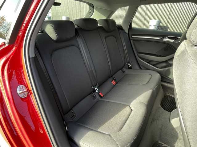 アウディ Ａ３ スポーツバック30TFSI 長野県 2019(平31)年 5.2万km ブリリアントレッド 法人ワンオーナー/　マトリクスＬＥＤ/　ＡＣＣ/　サイドアシスト/　レーンキープ/　バーチャルコックピット/　ＭＭＩナビ/　地デジＴＶ/　バックカメラ　プッシュスタート/　スマートキー/　前後ドライブレコーダー/　アドバンストキー/　パークエイド/　アイドリングストップ/　保証書・取説・スペアキー