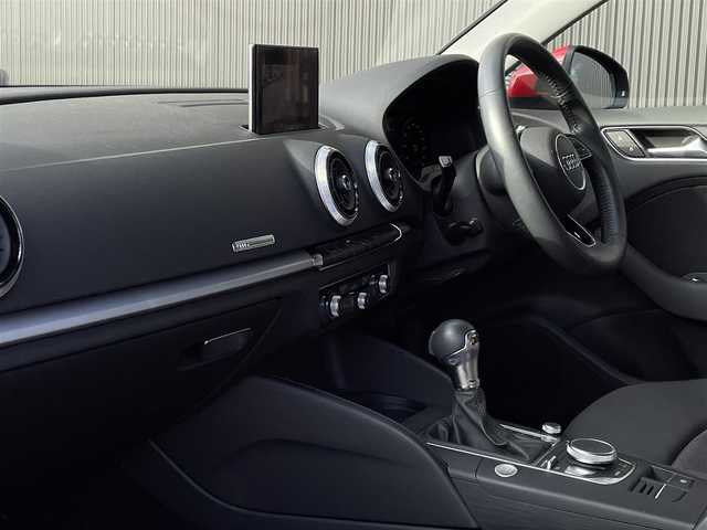 アウディ Ａ３ スポーツバック30TFSI 長野県 2019(平31)年 5.2万km ブリリアントレッド 法人ワンオーナー/　マトリクスＬＥＤ/　ＡＣＣ/　サイドアシスト/　レーンキープ/　バーチャルコックピット/　ＭＭＩナビ/　地デジＴＶ/　バックカメラ　プッシュスタート/　スマートキー/　前後ドライブレコーダー/　アドバンストキー/　パークエイド/　アイドリングストップ/　保証書・取説・スペアキー