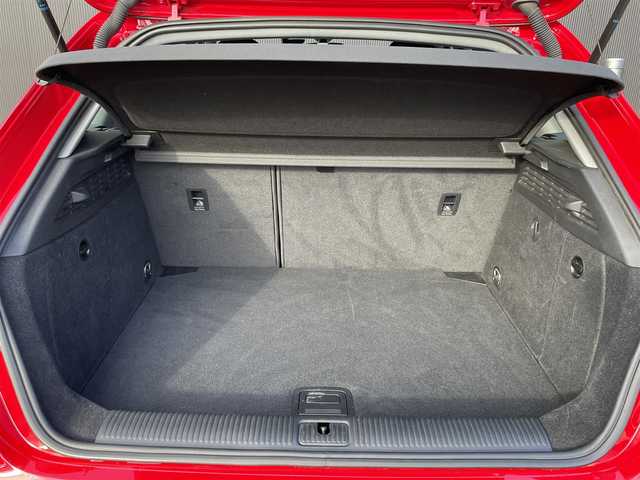 アウディ Ａ３ スポーツバック30TFSI 長野県 2019(平31)年 5.2万km ブリリアントレッド 法人ワンオーナー/　マトリクスＬＥＤ/　ＡＣＣ/　サイドアシスト/　レーンキープ/　バーチャルコックピット/　ＭＭＩナビ/　地デジＴＶ/　バックカメラ　プッシュスタート/　スマートキー/　前後ドライブレコーダー/　アドバンストキー/　パークエイド/　アイドリングストップ/　保証書・取説・スペアキー