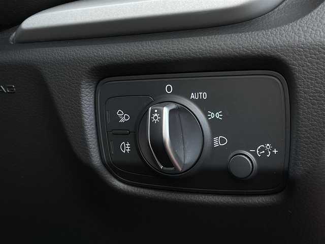 アウディ Ａ３ スポーツバック30TFSI 長野県 2019(平31)年 5.2万km ブリリアントレッド 法人ワンオーナー/　マトリクスＬＥＤ/　ＡＣＣ/　サイドアシスト/　レーンキープ/　バーチャルコックピット/　ＭＭＩナビ/　地デジＴＶ/　バックカメラ　プッシュスタート/　スマートキー/　前後ドライブレコーダー/　アドバンストキー/　パークエイド/　アイドリングストップ/　保証書・取説・スペアキー