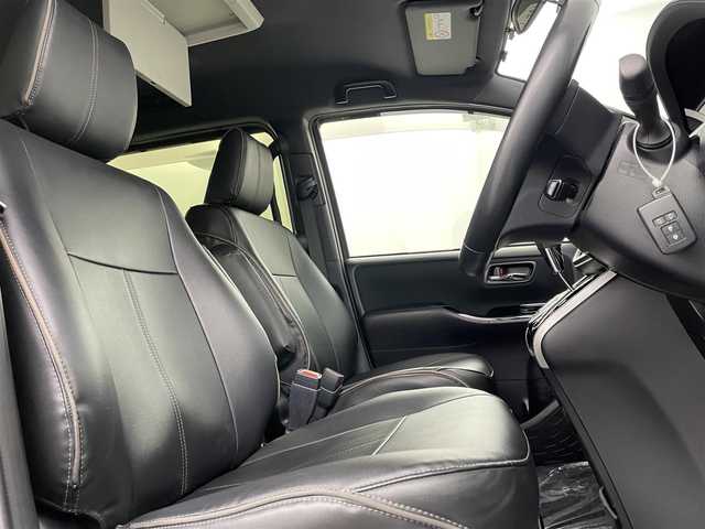 トヨタ ヴォクシー ZS 煌 福井県 2018(平30)年 2.7万km ブラック モデリスタエアロ　/純正１０インチナビ　/ＤＶＤ　Ｂｌｕｅｔｏｏｔｈ　/純正１２．１インチフリップダウンモニター　/純正ドラレコ　/ＥＴＣ２．０　/トヨタセーフティセンス/レザー調シートカバー　/両側パワースライドドア　/クルコン /フルセグ　/バックカメラ