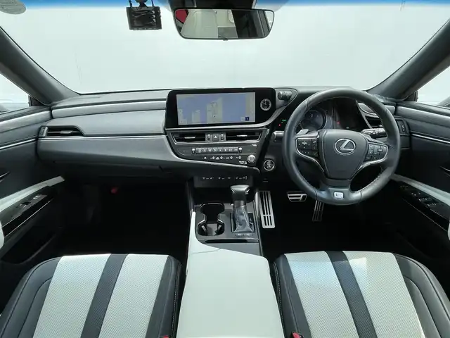 レクサス ＥＳ 300h Fスポーツ 東京都 2022(令4)年 1.3万km ホワイトノーヴァガラスフレーク オレンジキャリパー/サンルーフ/三眼ＬＥＤヘッドライト/本革シート/メモリ付きパワーシート/シートヒーター/シートベンチレーション/ステアリングヒーター/・オートマチックハイビーム［AHB］/Apple Car Play/Lexus Safety System ＋/・レーンディパーチャーアラート［LDA］/・レーントレーシングアシスト［LTA］/・レーンチェンジアシスト［LCA］/・ロードサインアシスト［RSA］