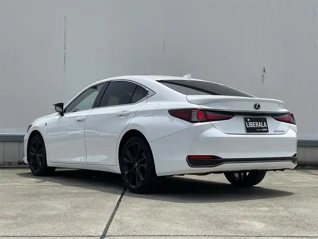 レクサス ＥＳ 300h Fスポーツ 東京都 2022(令4)年 1.3万km ホワイトノーヴァガラスフレーク オレンジキャリパー/サンルーフ/三眼ＬＥＤヘッドライト/本革シート/メモリ付きパワーシート/シートヒーター/シートベンチレーション/ステアリングヒーター/・オートマチックハイビーム［AHB］/Apple Car Play/Lexus Safety System ＋/・レーンディパーチャーアラート［LDA］/・レーントレーシングアシスト［LTA］/・レーンチェンジアシスト［LCA］/・ロードサインアシスト［RSA］