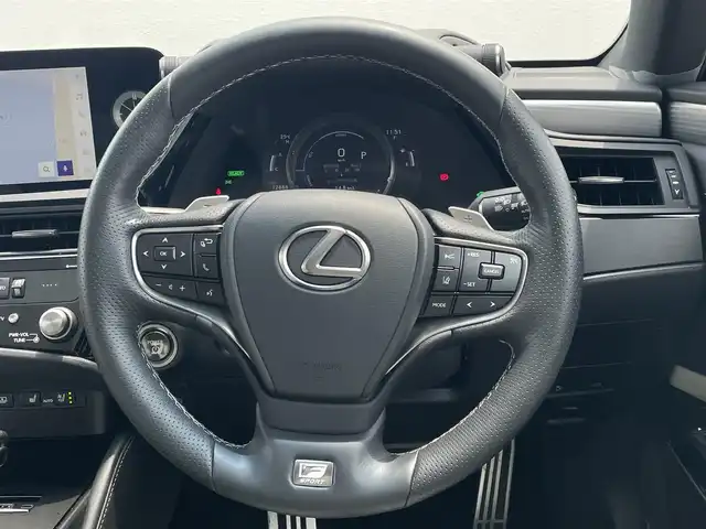 レクサス ＥＳ 300h Fスポーツ 東京都 2022(令4)年 1.3万km ホワイトノーヴァガラスフレーク オレンジキャリパー/サンルーフ/三眼ＬＥＤヘッドライト/本革シート/メモリ付きパワーシート/シートヒーター/シートベンチレーション/ステアリングヒーター/・オートマチックハイビーム［AHB］/Apple Car Play/Lexus Safety System ＋/・レーンディパーチャーアラート［LDA］/・レーントレーシングアシスト［LTA］/・レーンチェンジアシスト［LCA］/・ロードサインアシスト［RSA］