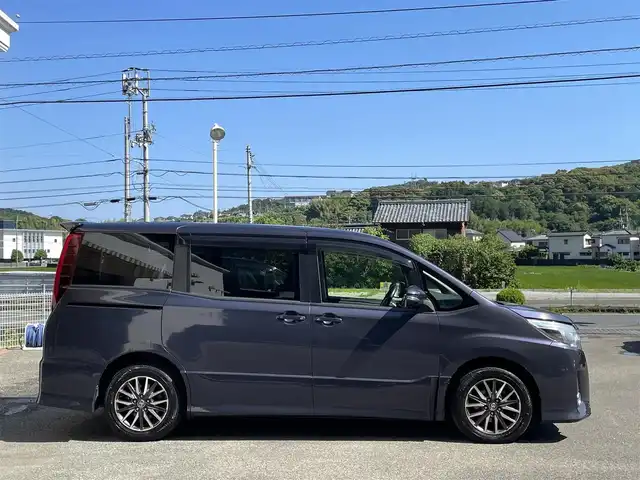 トヨタ ノア Si 高知県 2014(平26)年 11.9万km ダークバイオレットマイカメタリック (株)IDOMが運営する【じしゃロン高知店】の自社ローン専用車両になります。こちらは現金またはオートローンご利用時の価格です。自社ローンご希望の方は別途その旨お申付け下さい
