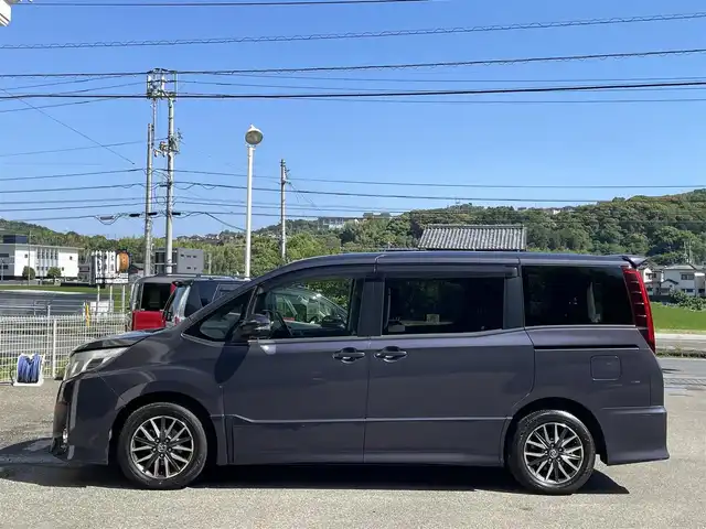 トヨタ ノア Si 高知県 2014(平26)年 11.9万km ダークバイオレットマイカメタリック (株)IDOMが運営する【じしゃロン高知店】の自社ローン専用車両になります。こちらは現金またはオートローンご利用時の価格です。自社ローンご希望の方は別途その旨お申付け下さい