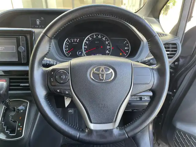 トヨタ ノア Si 高知県 2014(平26)年 11.9万km ダークバイオレットマイカメタリック (株)IDOMが運営する【じしゃロン高知店】の自社ローン専用車両になります。こちらは現金またはオートローンご利用時の価格です。自社ローンご希望の方は別途その旨お申付け下さい