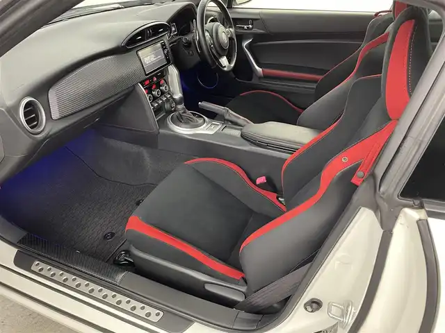 トヨタ ８６ GT 福島県 2018(平30)年 5.5万km クリスタルホワイトパール 純正ナビ/・型番:NSZT-W66T/・フルセグTV/Bluetooth/CD/DVD/・バックカメラ/・ETC/・ドライブレコーダー/クルーズコントロール/コーナーセンサー/リアスポイラー/革巻きステアリング/・ステアリングリモコン/・パドルシフト/プッシュスタート/・スマート/・スペアキー/LEDヘッドライト/・オートライト/・フォグライト/純正フロアマット/ドアバイザー