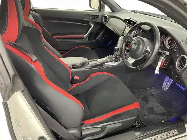 トヨタ ８６ GT 福島県 2018(平30)年 5.5万km クリスタルホワイトパール 純正ナビ/・型番:NSZT-W66T/・フルセグTV/Bluetooth/CD/DVD/・バックカメラ/・ETC/・ドライブレコーダー/クルーズコントロール/コーナーセンサー/リアスポイラー/革巻きステアリング/・ステアリングリモコン/・パドルシフト/プッシュスタート/・スマート/・スペアキー/LEDヘッドライト/・オートライト/・フォグライト/純正フロアマット/ドアバイザー