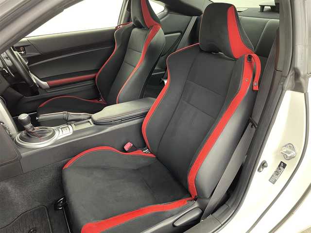 トヨタ ８６ GT 福島県 2018(平30)年 5.6万km クリスタルホワイトパール 純正ナビ/・型番:NSZT-W66T/・フルセグTV/Bluetooth/CD/DVD/・バックカメラ/・ETC/・ドライブレコーダー/クルーズコントロール/コーナーセンサー/リアスポイラー/革巻きステアリング/・ステアリングリモコン/・パドルシフト/プッシュスタート/・スマート/・スペアキー/LEDヘッドライト/・オートライト/・フォグライト/純正フロアマット/ドアバイザー