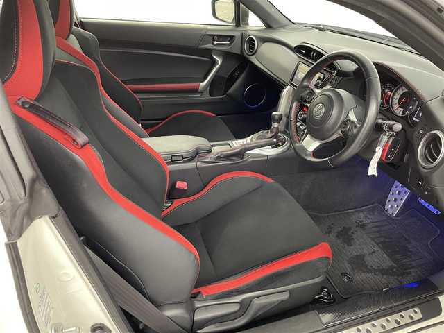 トヨタ ８６ GT 福島県 2018(平30)年 5.6万km クリスタルホワイトパール 純正ナビ/・型番:NSZT-W66T/・フルセグTV/Bluetooth/CD/DVD/・バックカメラ/・ETC/・ドライブレコーダー/クルーズコントロール/コーナーセンサー/リアスポイラー/革巻きステアリング/・ステアリングリモコン/・パドルシフト/プッシュスタート/・スマート/・スペアキー/LEDヘッドライト/・オートライト/・フォグライト/純正フロアマット/ドアバイザー