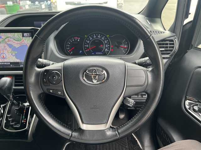 トヨタ ヴォクシー ZS 煌 滋賀県 2018(平30)年 6.6万km ブラック アルパイン社製10インチナビ/（AM/FM/CD/DVD/フルセグTV/Bluetooth/SD）/バックカメラ/ビルトインETC/両側パワースライドドア/アルパイン製フリップダウンモニター/クルーズコントロール/プリクラッシュセーフティ/レーントレーシングアシスト/横滑り防止装置/ステアリングスイッチ/オートハイビーム/プッシュスタート/スマートキー