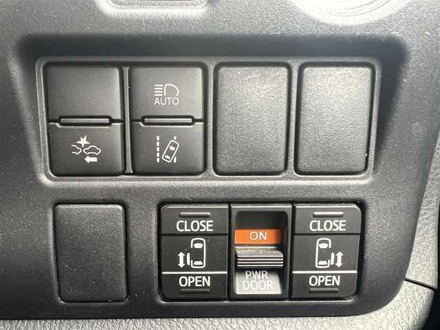 トヨタ ヴォクシー ZS 煌 滋賀県 2018(平30)年 6.6万km ブラック アルパイン社製10インチナビ/（AM/FM/CD/DVD/フルセグTV/Bluetooth/SD）/バックカメラ/ビルトインETC/両側パワースライドドア/アルパイン製フリップダウンモニター/クルーズコントロール/プリクラッシュセーフティ/レーントレーシングアシスト/横滑り防止装置/ステアリングスイッチ/オートハイビーム/プッシュスタート/スマートキー