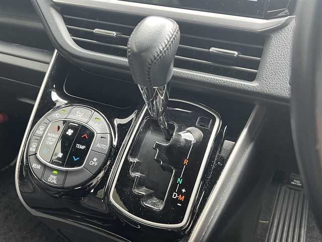 トヨタ ヴォクシー ZS 煌 滋賀県 2018(平30)年 6.6万km ブラック アルパイン社製10インチナビ/（AM/FM/CD/DVD/フルセグTV/Bluetooth/SD）/バックカメラ/ビルトインETC/両側パワースライドドア/アルパイン製フリップダウンモニター/クルーズコントロール/プリクラッシュセーフティ/レーントレーシングアシスト/横滑り防止装置/ステアリングスイッチ/オートハイビーム/プッシュスタート/スマートキー