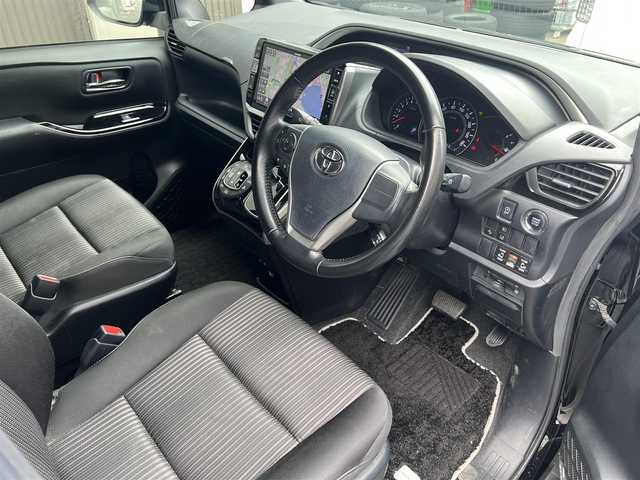 トヨタ ヴォクシー ZS 煌 滋賀県 2018(平30)年 6.6万km ブラック アルパイン社製10インチナビ/（AM/FM/CD/DVD/フルセグTV/Bluetooth/SD）/バックカメラ/ビルトインETC/両側パワースライドドア/アルパイン製フリップダウンモニター/クルーズコントロール/プリクラッシュセーフティ/レーントレーシングアシスト/横滑り防止装置/ステアリングスイッチ/オートハイビーム/プッシュスタート/スマートキー