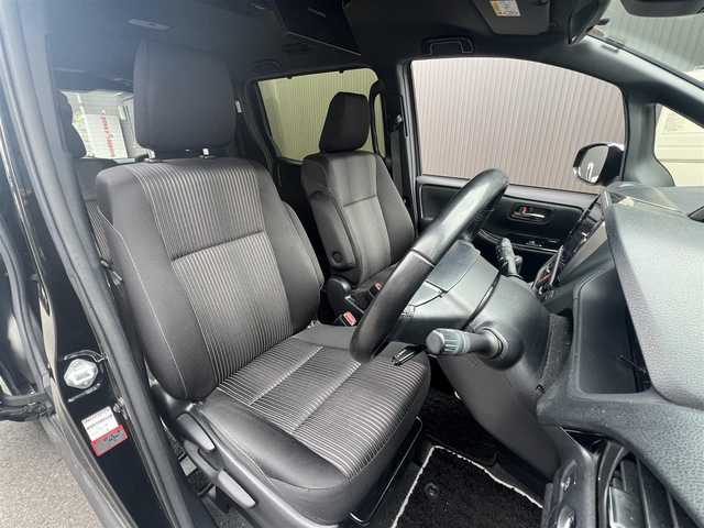 トヨタ ヴォクシー ZS 煌 滋賀県 2018(平30)年 6.6万km ブラック アルパイン社製10インチナビ/（AM/FM/CD/DVD/フルセグTV/Bluetooth/SD）/バックカメラ/ビルトインETC/両側パワースライドドア/アルパイン製フリップダウンモニター/クルーズコントロール/プリクラッシュセーフティ/レーントレーシングアシスト/横滑り防止装置/ステアリングスイッチ/オートハイビーム/プッシュスタート/スマートキー