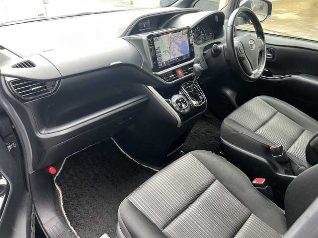 トヨタ ヴォクシー ZS 煌 滋賀県 2018(平30)年 6.6万km ブラック アルパイン社製10インチナビ/（AM/FM/CD/DVD/フルセグTV/Bluetooth/SD）/バックカメラ/ビルトインETC/両側パワースライドドア/アルパイン製フリップダウンモニター/クルーズコントロール/プリクラッシュセーフティ/レーントレーシングアシスト/横滑り防止装置/ステアリングスイッチ/オートハイビーム/プッシュスタート/スマートキー