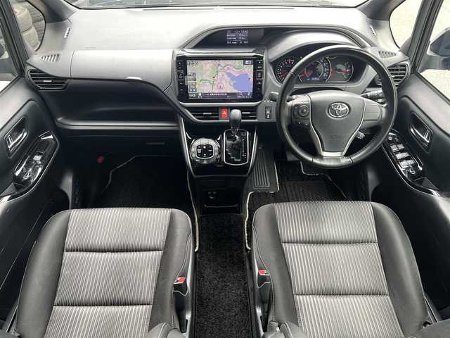 トヨタ ヴォクシー ZS 煌 滋賀県 2018(平30)年 6.6万km ブラック アルパイン社製10インチナビ/（AM/FM/CD/DVD/フルセグTV/Bluetooth/SD）/バックカメラ/ビルトインETC/両側パワースライドドア/アルパイン製フリップダウンモニター/クルーズコントロール/プリクラッシュセーフティ/レーントレーシングアシスト/横滑り防止装置/ステアリングスイッチ/オートハイビーム/プッシュスタート/スマートキー