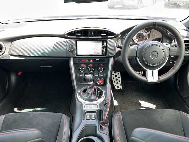 トヨタ ８６ GT リミテッド 三重県 2014(平26)年 3.3万km アイスシルバーメタリック TRDエアロ/GTウィング/225/40R18インチTRDアルミ/純正SDナビ/フルセグTV/【CD/DVD/SD/Bluetooth】/ETC/パドルシフト/ハーフレザーシート/D/N席シートヒーター/オートライト/HIDヘッドライト/プッシュスタート/スマートキー/純正フロアマット