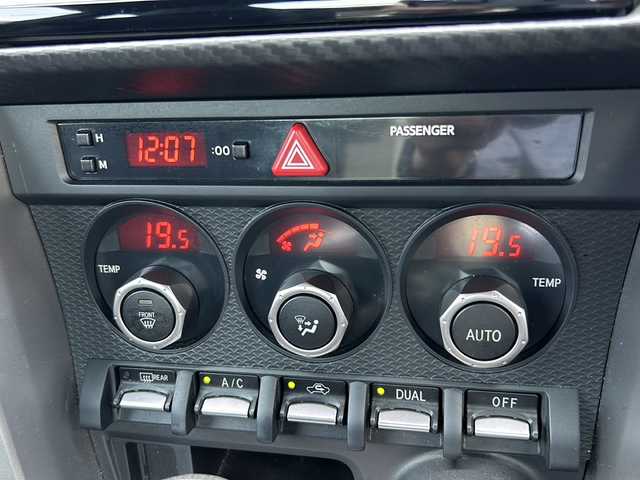 トヨタ ８６ GT リミテッド 三重県 2014(平26)年 3.3万km アイスシルバーメタリック TRDエアロ/GTウィング/225/40R18インチTRDアルミ/純正SDナビ/フルセグTV/【CD/DVD/SD/Bluetooth】/ETC/パドルシフト/ハーフレザーシート/D/N席シートヒーター/オートライト/HIDヘッドライト/プッシュスタート/スマートキー/純正フロアマット
