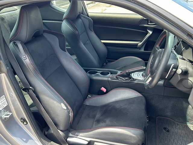 トヨタ ８６ GT リミテッド 三重県 2014(平26)年 3.3万km アイスシルバーメタリック TRDエアロ/GTウィング/225/40R18インチTRDアルミ/純正SDナビ/フルセグTV/【CD/DVD/SD/Bluetooth】/ETC/パドルシフト/ハーフレザーシート/D/N席シートヒーター/オートライト/HIDヘッドライト/プッシュスタート/スマートキー/純正フロアマット