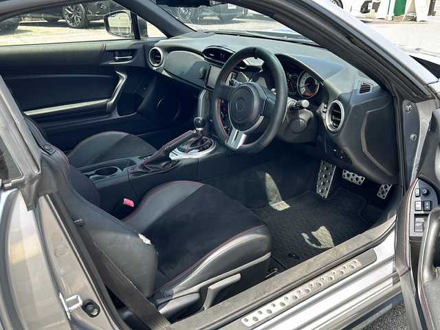 トヨタ ８６ GT リミテッド 三重県 2014(平26)年 3.3万km アイスシルバーメタリック TRDエアロ/GTウィング/225/40R18インチTRDアルミ/純正SDナビ/フルセグTV/【CD/DVD/SD/Bluetooth】/ETC/パドルシフト/ハーフレザーシート/D/N席シートヒーター/オートライト/HIDヘッドライト/プッシュスタート/スマートキー/純正フロアマット