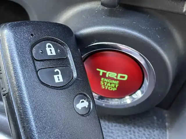 トヨタ ８６ GT リミテッド 東京都 2014(平26)年 3.3万km アイスシルバーメタリック TRDエアロ/GTウィング/225/40R18インチTRDアルミ/純正SDナビ/フルセグTV/【CD/DVD/SD/Bluetooth】/ETC/パドルシフト/ハーフレザーシート/D/N席シートヒーター/オートライト/HIDヘッドライト/プッシュスタート/スマートキー/純正フロアマット