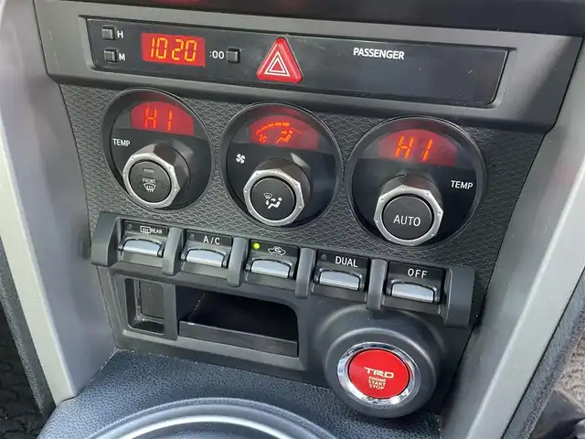 トヨタ ８６ GT リミテッド 東京都 2014(平26)年 3.3万km アイスシルバーメタリック TRDエアロ/GTウィング/225/40R18インチTRDアルミ/純正SDナビ/フルセグTV/【CD/DVD/SD/Bluetooth】/ETC/パドルシフト/ハーフレザーシート/D/N席シートヒーター/オートライト/HIDヘッドライト/プッシュスタート/スマートキー/純正フロアマット