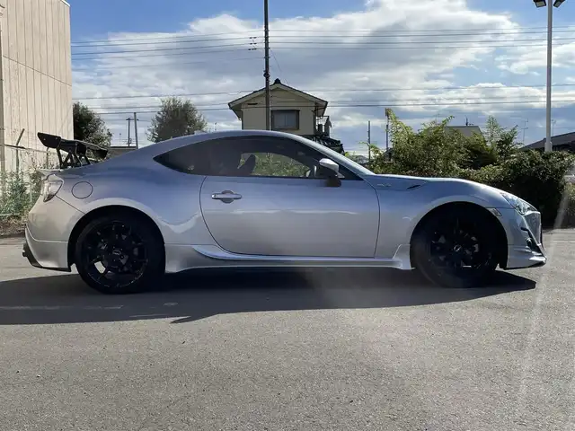 トヨタ ８６ GT リミテッド 東京都 2014(平26)年 3.3万km アイスシルバーメタリック TRDエアロ/GTウィング/225/40R18インチTRDアルミ/純正SDナビ/フルセグTV/【CD/DVD/SD/Bluetooth】/ETC/パドルシフト/ハーフレザーシート/D/N席シートヒーター/オートライト/HIDヘッドライト/プッシュスタート/スマートキー/純正フロアマット