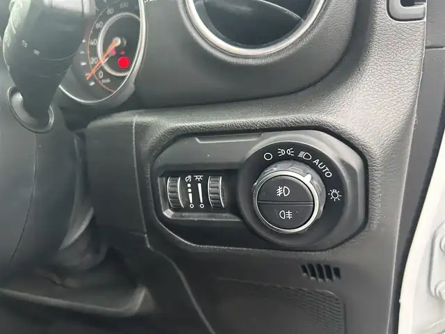 クライスラー・ジープ ジープ ラングラー アンリミテッド サハラ 滋賀県 2020(令2)年 4.9万km ブライトホワイト スマートキー/プッシュスタート/純正ナビ/TV/BT/バックカメラ/2.0ETC/純正18インチAW/衝突軽減システム/クリアランスソナー/アイドリングストップ/ブラインドスポットモニター/レーダークルーズコントロール/レザーシート/前席シートヒーター/AC100N電源/純正フロアマット