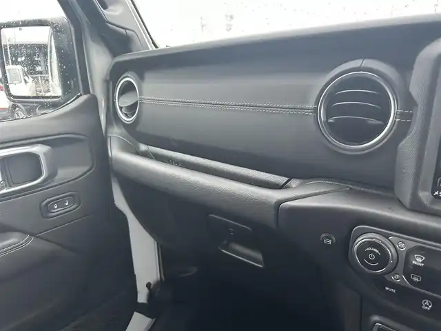 クライスラー・ジープ ジープ ラングラー アンリミテッド サハラ 滋賀県 2020(令2)年 4.9万km ブライトホワイト スマートキー/プッシュスタート/純正ナビ/TV/BT/バックカメラ/2.0ETC/純正18インチAW/衝突軽減システム/クリアランスソナー/アイドリングストップ/ブラインドスポットモニター/レーダークルーズコントロール/レザーシート/前席シートヒーター/AC100N電源/純正フロアマット