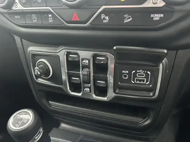 クライスラー・ジープ ジープ ラングラー アンリミテッド サハラ 滋賀県 2020(令2)年 4.9万km ブライトホワイト スマートキー/プッシュスタート/純正ナビ/TV/BT/バックカメラ/2.0ETC/純正18インチAW/衝突軽減システム/クリアランスソナー/アイドリングストップ/ブラインドスポットモニター/レーダークルーズコントロール/レザーシート/前席シートヒーター/AC100N電源/純正フロアマット