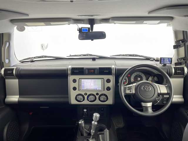 トヨタ ＦＪクルーザー 茨城県 2014(平26)年 10.7万km ホワイト 純正ナビ　バックモニター　ＥＴＣ　ドラレコ　ＬＥＤライト　フォグランプ　衝突被害軽減ブレーキ　横滑り防止装置　コーナーセンサー　ＲＡＹＳ１７インチアルミホイール　純正フロアマット　ルーフレール