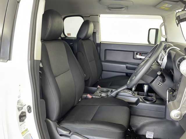 トヨタ ＦＪクルーザー 茨城県 2014(平26)年 10.7万km ホワイト 純正ナビ　バックモニター　ＥＴＣ　ドラレコ　ＬＥＤライト　フォグランプ　衝突被害軽減ブレーキ　横滑り防止装置　コーナーセンサー　ＲＡＹＳ１７インチアルミホイール　純正フロアマット　ルーフレール