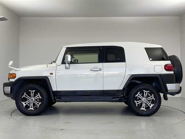 トヨタ ＦＪクルーザー 茨城県 2014(平26)年 10.7万km ホワイト 純正ナビ　バックモニター　ＥＴＣ　ドラレコ　ＬＥＤライト　フォグランプ　衝突被害軽減ブレーキ　横滑り防止装置　コーナーセンサー　ＲＡＹＳ１７インチアルミホイール　純正フロアマット　ルーフレール