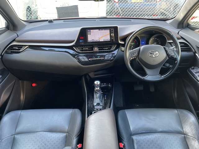 トヨタ Ｃ－ＨＲ G 埼玉県 2017(平29)年 5.3万km センシュアルレッドマイカ 黒レザーシート/前席シートヒーター/Ｄ席パワーシート/純正７インチメモリナビ＆フルセグＴＶ/ （ＤＶＤ＆ＣＤ＆ＢＴ）/バックカメラ/ビルトインＥＴＣ（２．０）/衝突軽減システム/レーダークルーズコントロール/レーンキープアシスト/クリアランスソナー/ＡＣ１００Ｖ充電/電動パーキングブレーキ/オートホールド/純正１８inアルミホイール/オートマチックハイビーム/オートライト/ＬＥＤライト/フォグランプ/電動格納ミラー/スマートキー/プッシュスタート/Ｗ＆サイド＋カーテンエアバッグ/横滑り防止装置/ＡＢＳ/ドアバイザー/フロアマット/新車保証書/取扱説明書/スマートスペアキー有