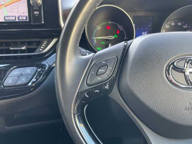 トヨタ Ｃ－ＨＲ G 埼玉県 2017(平29)年 5.3万km センシュアルレッドマイカ 黒レザーシート/前席シートヒーター/Ｄ席パワーシート/純正７インチメモリナビ＆フルセグＴＶ/ （ＤＶＤ＆ＣＤ＆ＢＴ）/バックカメラ/ビルトインＥＴＣ（２．０）/衝突軽減システム/レーダークルーズコントロール/レーンキープアシスト/クリアランスソナー/ＡＣ１００Ｖ充電/電動パーキングブレーキ/オートホールド/純正１８inアルミホイール/オートマチックハイビーム/オートライト/ＬＥＤライト/フォグランプ/電動格納ミラー/スマートキー/プッシュスタート/Ｗ＆サイド＋カーテンエアバッグ/横滑り防止装置/ＡＢＳ/ドアバイザー/フロアマット/新車保証書/取扱説明書/スマートスペアキー有