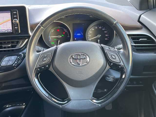 トヨタ Ｃ－ＨＲ G 埼玉県 2017(平29)年 5.3万km センシュアルレッドマイカ 黒レザーシート/前席シートヒーター/Ｄ席パワーシート/純正７インチメモリナビ＆フルセグＴＶ/ （ＤＶＤ＆ＣＤ＆ＢＴ）/バックカメラ/ビルトインＥＴＣ（２．０）/衝突軽減システム/レーダークルーズコントロール/レーンキープアシスト/クリアランスソナー/ＡＣ１００Ｖ充電/電動パーキングブレーキ/オートホールド/純正１８inアルミホイール/オートマチックハイビーム/オートライト/ＬＥＤライト/フォグランプ/電動格納ミラー/スマートキー/プッシュスタート/Ｗ＆サイド＋カーテンエアバッグ/横滑り防止装置/ＡＢＳ/ドアバイザー/フロアマット/新車保証書/取扱説明書/スマートスペアキー有