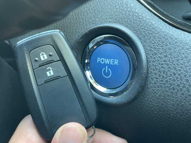 トヨタ Ｃ－ＨＲ G 埼玉県 2017(平29)年 5.3万km センシュアルレッドマイカ 黒レザーシート/前席シートヒーター/Ｄ席パワーシート/純正７インチメモリナビ＆フルセグＴＶ/ （ＤＶＤ＆ＣＤ＆ＢＴ）/バックカメラ/ビルトインＥＴＣ（２．０）/衝突軽減システム/レーダークルーズコントロール/レーンキープアシスト/クリアランスソナー/ＡＣ１００Ｖ充電/電動パーキングブレーキ/オートホールド/純正１８inアルミホイール/オートマチックハイビーム/オートライト/ＬＥＤライト/フォグランプ/電動格納ミラー/スマートキー/プッシュスタート/Ｗ＆サイド＋カーテンエアバッグ/横滑り防止装置/ＡＢＳ/ドアバイザー/フロアマット/新車保証書/取扱説明書/スマートスペアキー有