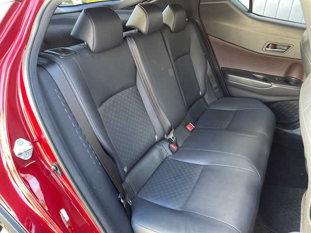 トヨタ Ｃ－ＨＲ G 埼玉県 2017(平29)年 5.3万km センシュアルレッドマイカ 黒レザーシート/前席シートヒーター/Ｄ席パワーシート/純正７インチメモリナビ＆フルセグＴＶ/ （ＤＶＤ＆ＣＤ＆ＢＴ）/バックカメラ/ビルトインＥＴＣ（２．０）/衝突軽減システム/レーダークルーズコントロール/レーンキープアシスト/クリアランスソナー/ＡＣ１００Ｖ充電/電動パーキングブレーキ/オートホールド/純正１８inアルミホイール/オートマチックハイビーム/オートライト/ＬＥＤライト/フォグランプ/電動格納ミラー/スマートキー/プッシュスタート/Ｗ＆サイド＋カーテンエアバッグ/横滑り防止装置/ＡＢＳ/ドアバイザー/フロアマット/新車保証書/取扱説明書/スマートスペアキー有