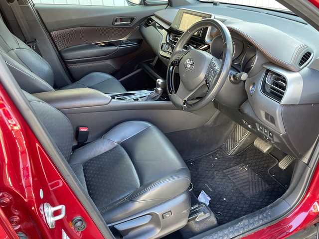 トヨタ Ｃ－ＨＲ G 埼玉県 2017(平29)年 5.3万km センシュアルレッドマイカ 黒レザーシート/前席シートヒーター/Ｄ席パワーシート/純正７インチメモリナビ＆フルセグＴＶ/ （ＤＶＤ＆ＣＤ＆ＢＴ）/バックカメラ/ビルトインＥＴＣ（２．０）/衝突軽減システム/レーダークルーズコントロール/レーンキープアシスト/クリアランスソナー/ＡＣ１００Ｖ充電/電動パーキングブレーキ/オートホールド/純正１８inアルミホイール/オートマチックハイビーム/オートライト/ＬＥＤライト/フォグランプ/電動格納ミラー/スマートキー/プッシュスタート/Ｗ＆サイド＋カーテンエアバッグ/横滑り防止装置/ＡＢＳ/ドアバイザー/フロアマット/新車保証書/取扱説明書/スマートスペアキー有