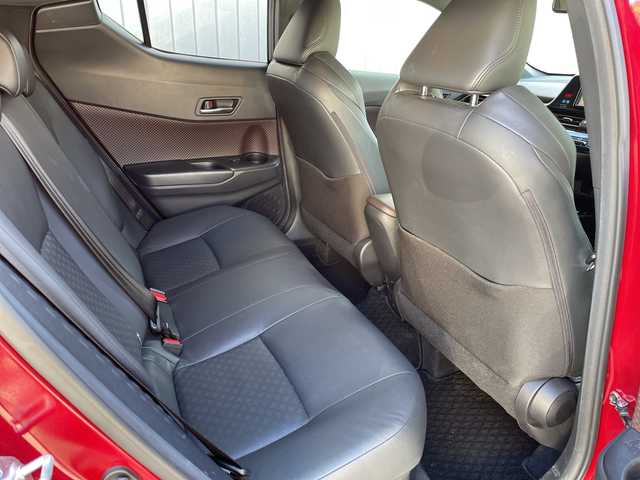 トヨタ Ｃ－ＨＲ G 埼玉県 2017(平29)年 5.3万km センシュアルレッドマイカ 黒レザーシート/前席シートヒーター/Ｄ席パワーシート/純正７インチメモリナビ＆フルセグＴＶ/ （ＤＶＤ＆ＣＤ＆ＢＴ）/バックカメラ/ビルトインＥＴＣ（２．０）/衝突軽減システム/レーダークルーズコントロール/レーンキープアシスト/クリアランスソナー/ＡＣ１００Ｖ充電/電動パーキングブレーキ/オートホールド/純正１８inアルミホイール/オートマチックハイビーム/オートライト/ＬＥＤライト/フォグランプ/電動格納ミラー/スマートキー/プッシュスタート/Ｗ＆サイド＋カーテンエアバッグ/横滑り防止装置/ＡＢＳ/ドアバイザー/フロアマット/新車保証書/取扱説明書/スマートスペアキー有