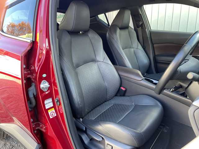 トヨタ Ｃ－ＨＲ G 埼玉県 2017(平29)年 5.3万km センシュアルレッドマイカ 黒レザーシート/前席シートヒーター/Ｄ席パワーシート/純正７インチメモリナビ＆フルセグＴＶ/ （ＤＶＤ＆ＣＤ＆ＢＴ）/バックカメラ/ビルトインＥＴＣ（２．０）/衝突軽減システム/レーダークルーズコントロール/レーンキープアシスト/クリアランスソナー/ＡＣ１００Ｖ充電/電動パーキングブレーキ/オートホールド/純正１８inアルミホイール/オートマチックハイビーム/オートライト/ＬＥＤライト/フォグランプ/電動格納ミラー/スマートキー/プッシュスタート/Ｗ＆サイド＋カーテンエアバッグ/横滑り防止装置/ＡＢＳ/ドアバイザー/フロアマット/新車保証書/取扱説明書/スマートスペアキー有