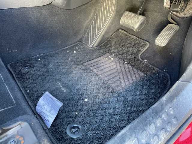 トヨタ Ｃ－ＨＲ G 埼玉県 2017(平29)年 5.3万km センシュアルレッドマイカ 黒レザーシート/前席シートヒーター/Ｄ席パワーシート/純正７インチメモリナビ＆フルセグＴＶ/ （ＤＶＤ＆ＣＤ＆ＢＴ）/バックカメラ/ビルトインＥＴＣ（２．０）/衝突軽減システム/レーダークルーズコントロール/レーンキープアシスト/クリアランスソナー/ＡＣ１００Ｖ充電/電動パーキングブレーキ/オートホールド/純正１８inアルミホイール/オートマチックハイビーム/オートライト/ＬＥＤライト/フォグランプ/電動格納ミラー/スマートキー/プッシュスタート/Ｗ＆サイド＋カーテンエアバッグ/横滑り防止装置/ＡＢＳ/ドアバイザー/フロアマット/新車保証書/取扱説明書/スマートスペアキー有